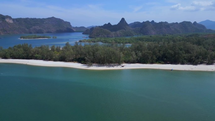 马来西亚兰卡威沙滩上的岛屿。平稳的空中俯视图飞行宽轨道全景无人机
4 k的片段