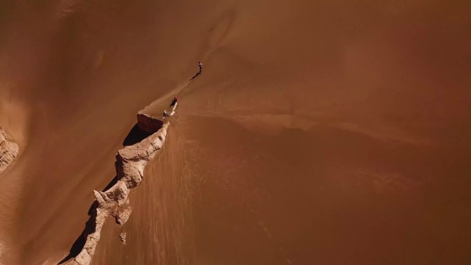 黄金沙丘位于中东炎热干燥的沙漠中间，陡峭光滑的岩石，粘土，悬崖山，周围环绕着移动的粒子，是伊朗地质公