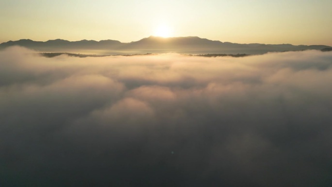 云雾在天空中移动，日出与山