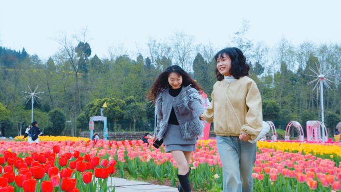 清新唯美花海中美女自拍奔跑