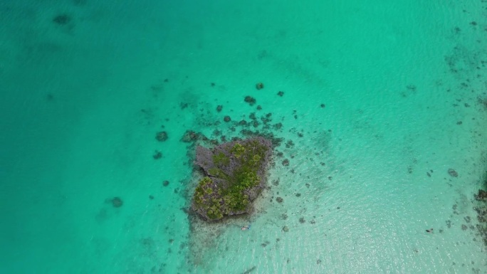 无人机在斐济礁湖的小岩石岛上盘旋