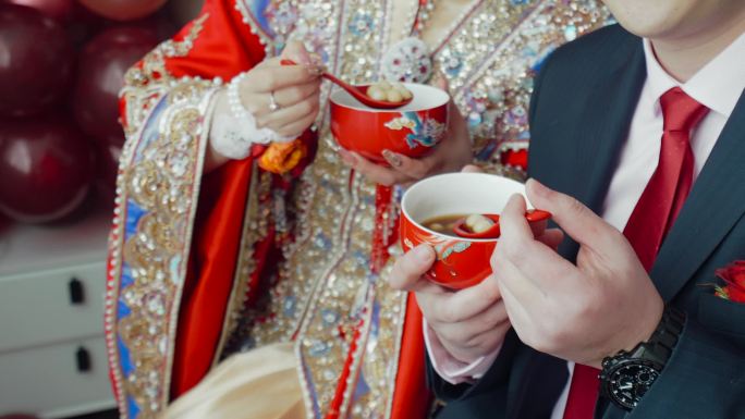 新郎新娘手里的红色碗