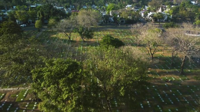 在菲律宾Parañaque的马尼拉纪念公园，无人机在坟墓上倾斜