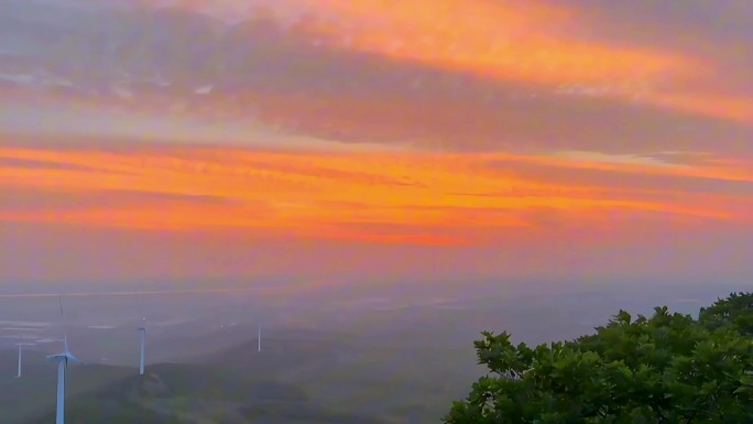 城市山峰日出朝霞