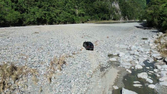 多明尼加共和国的穆夏斯阿瓜斯，河岸上越野车4x4。低空空中前进跟踪(第3部分)