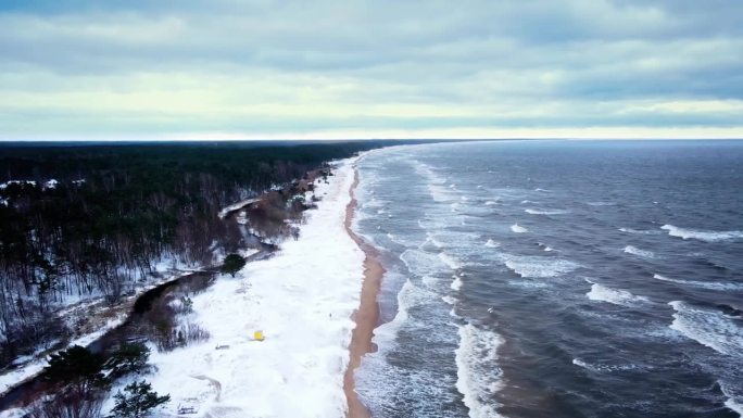 海岸线在多风的冬天，海浪和雪