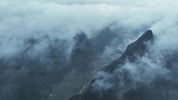 春天雨后桂林喀斯特山谷上空云雾缭绕