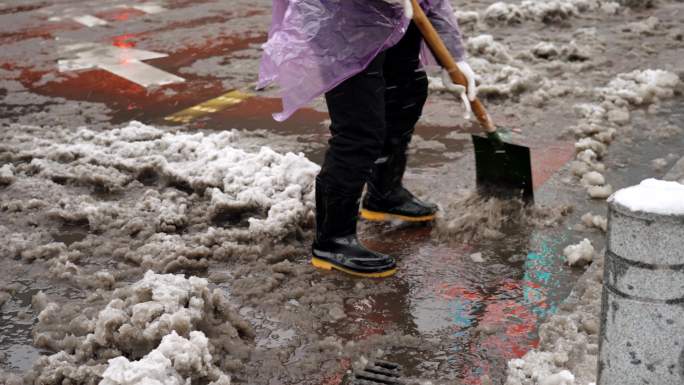 长沙社区志愿者暴雪中铲雪