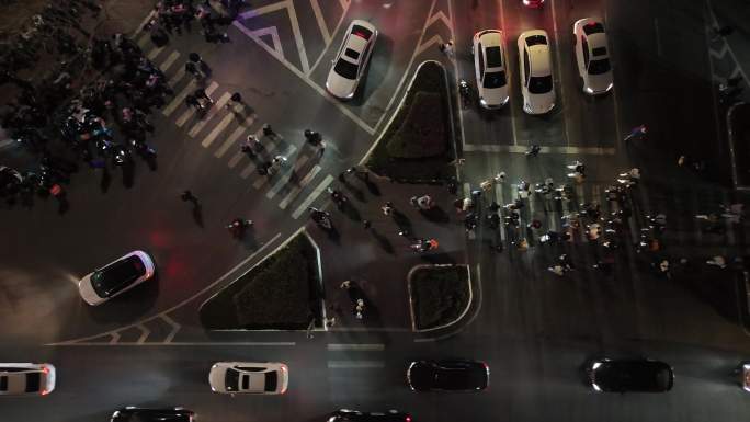 城市夜景人流车流人头攒动俯视路口航拍