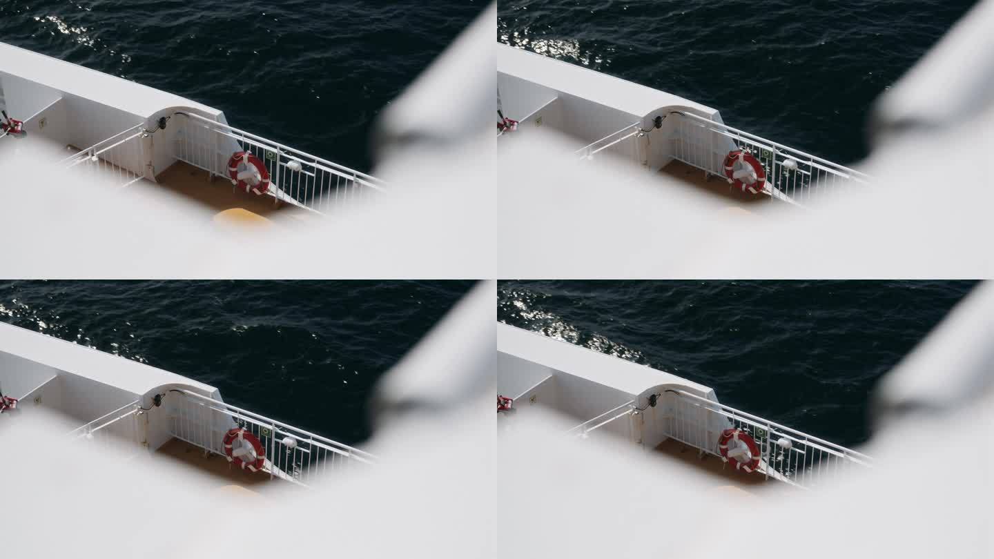 高角度拍摄安装在船栏杆上的救生圈