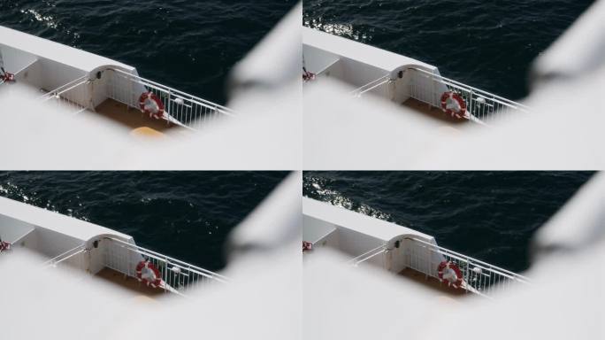 高角度拍摄安装在船栏杆上的救生圈