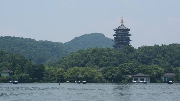 中国浙江杭州的雷峰塔和西湖风光