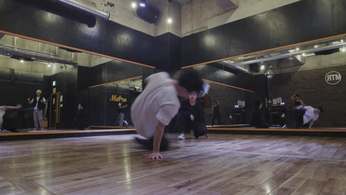 日本嘻哈舞者在舞蹈工作室表演