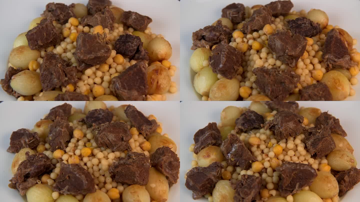 Moughrabieh是一道很受欢迎的菜，黎巴嫩人用牛肉、小洋葱、粗面粉珍珠和鹰嘴豆制作Moughr