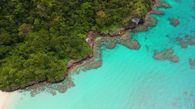 水沿着斐济珊瑚海岸线缓慢移动的俯视图