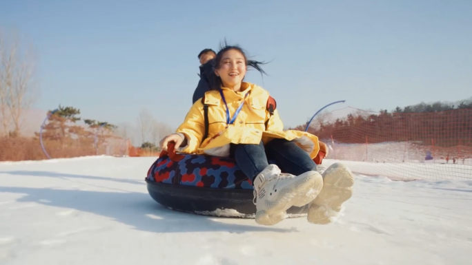 【4K】滑雪场小姐姐滑雪