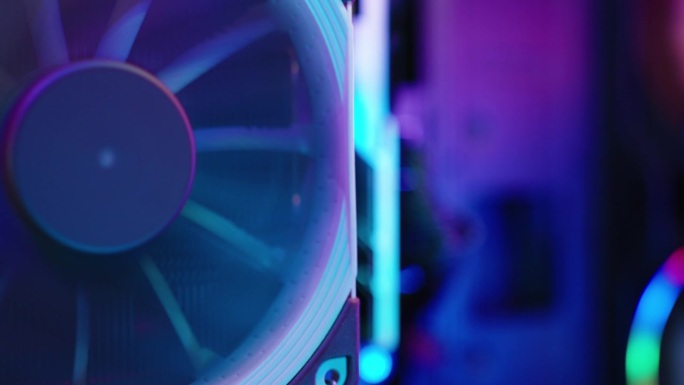 散热器与处理器上的冷却器进行冷却，桌面PC的内部组件与RGB照明，变焦，特写。