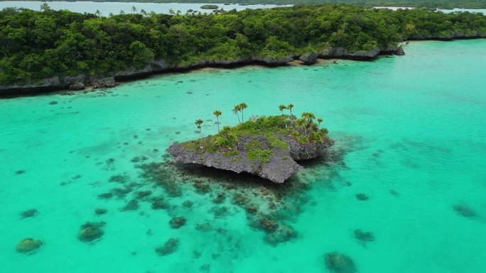 电影般的无人驾驶飞机在斐济被天然泻湖环绕的偏远岩石岛飞行