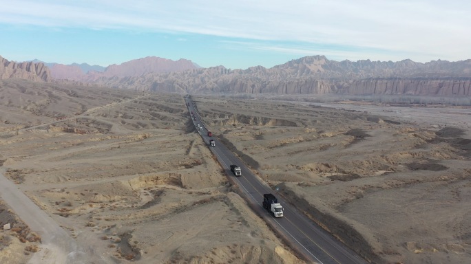 大货车行驶在独库公路  新疆独库公路