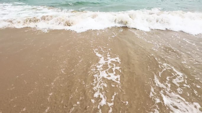 浪花海边三亚景区自然风光礁石沙滩