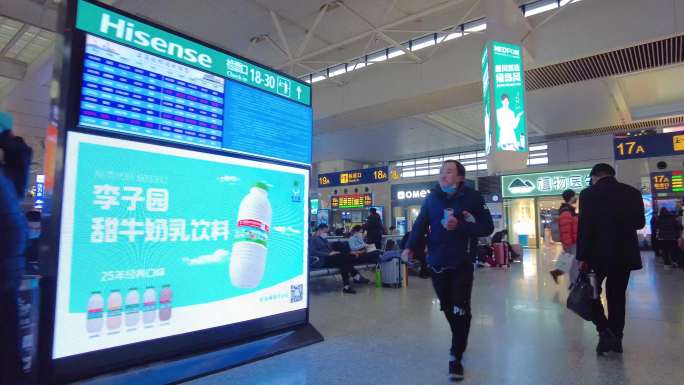 上海虹桥火车站春运乘客乘车人流视频素材