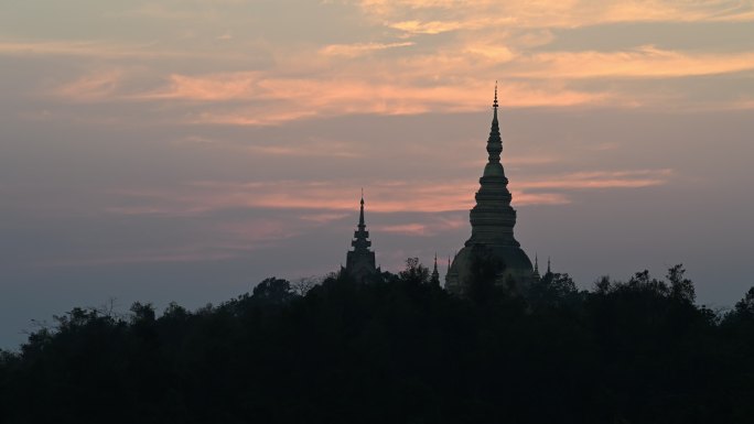 晚霞映衬下的佛塔延时风景