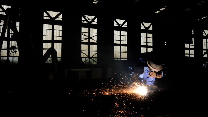 钢结构车间生产场景切割焊接喷砂除锈喷装