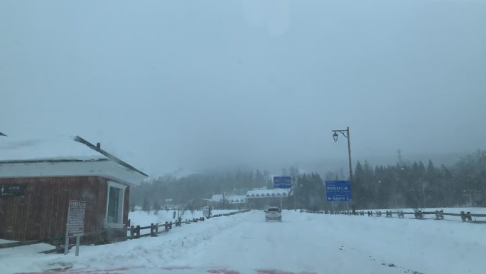行驶中下大雪的城镇  雪天行车 大雪纷飞