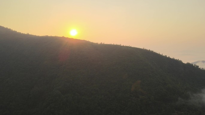 早上航拍河道日出云海 峡谷船