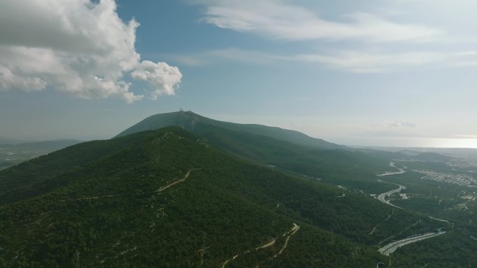 高山天空城市和谐 环境美好的城市生活