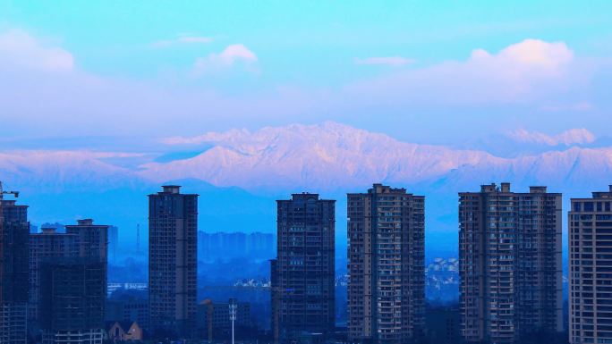 在成都遥望雪山