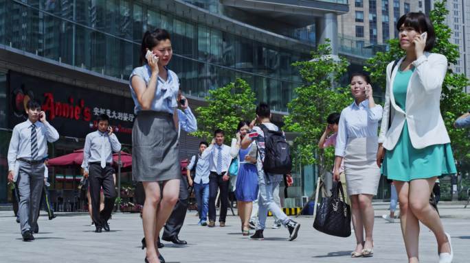 4K商业街使用手机打电话人流