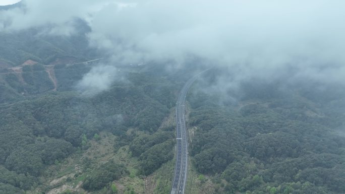 云雾下的高速公路俯拍森林公路云雾缭绕山区