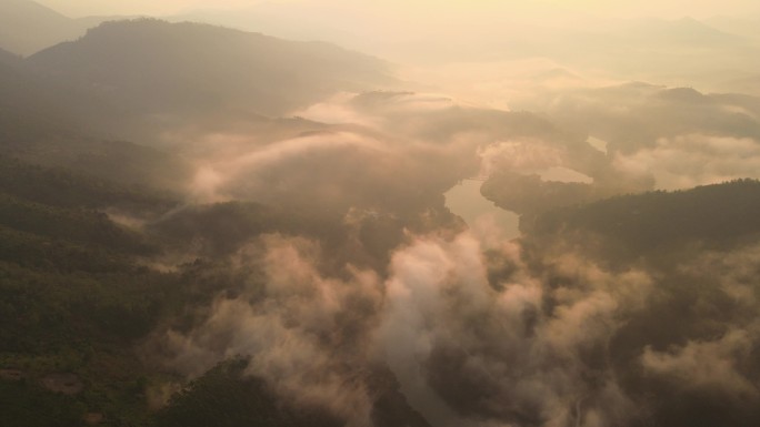 早上航拍河道日出云海 峡谷船