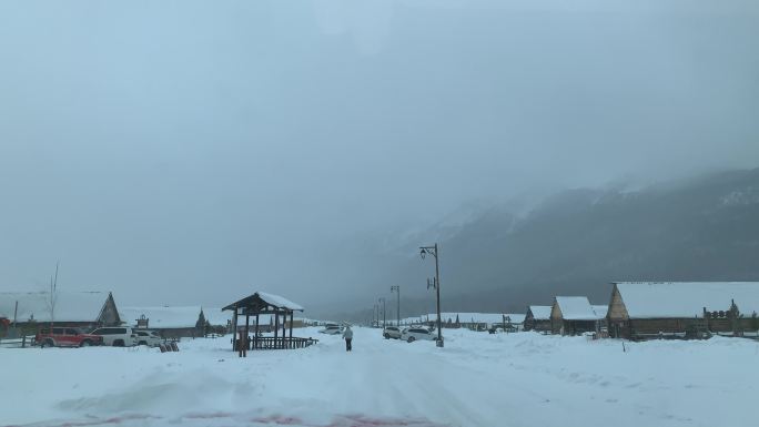 雪中行车 暴风雪 小镇 暴雪路况