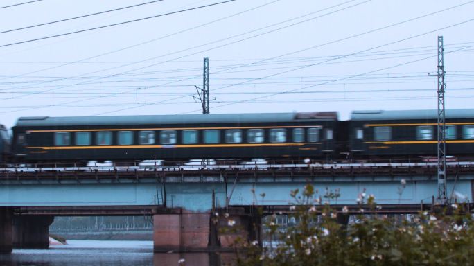 雨中绿皮火车