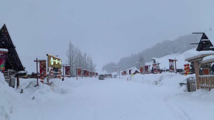 大雪纷飞的木屋小镇 禾木村 下大雪