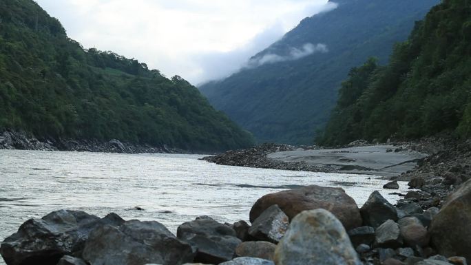 雅鲁藏布江的中下游