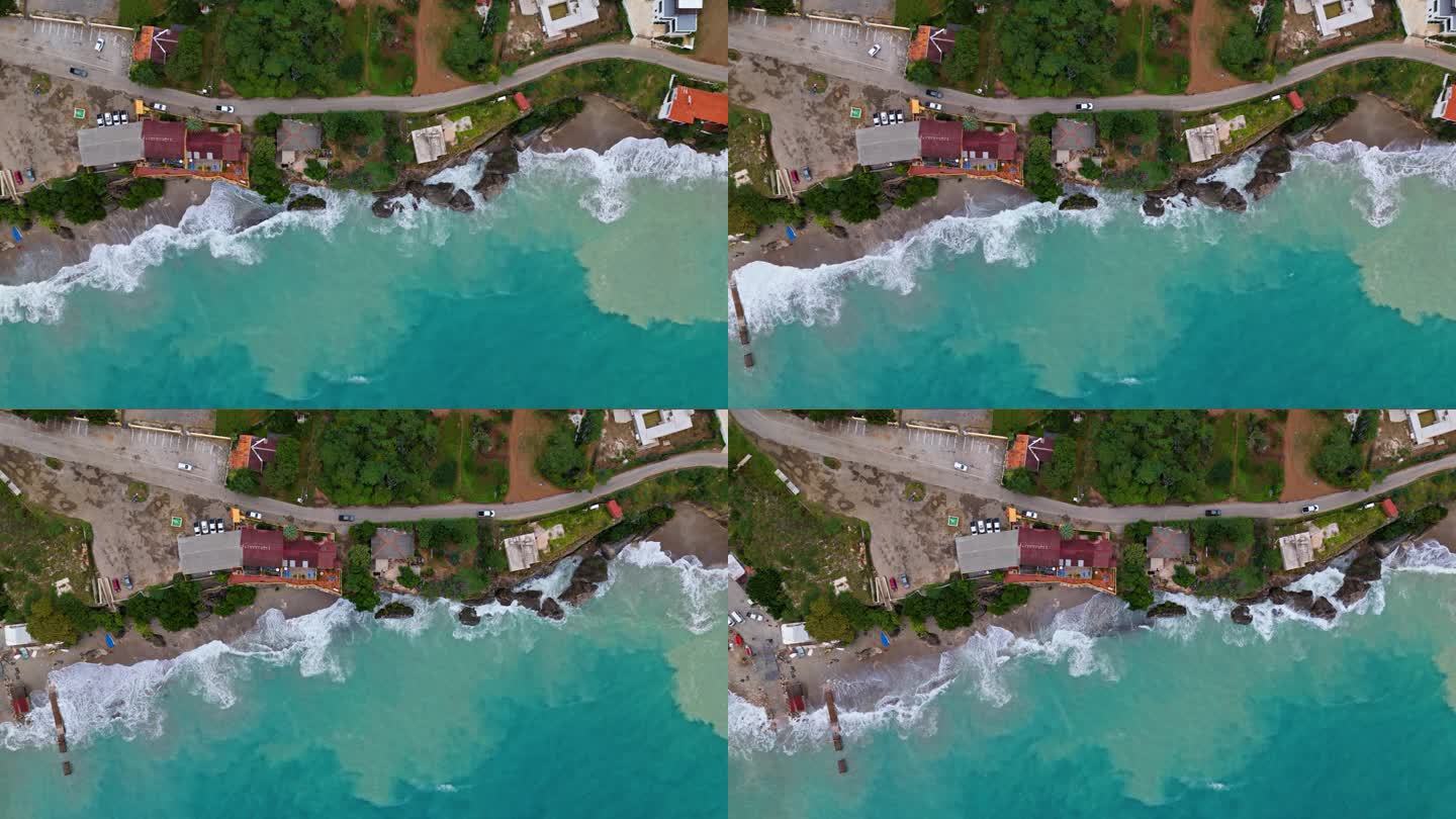 无人机自上而下的跟踪盘在沿海高速公路和房屋与沙子悬浮在加勒比海水域的水下