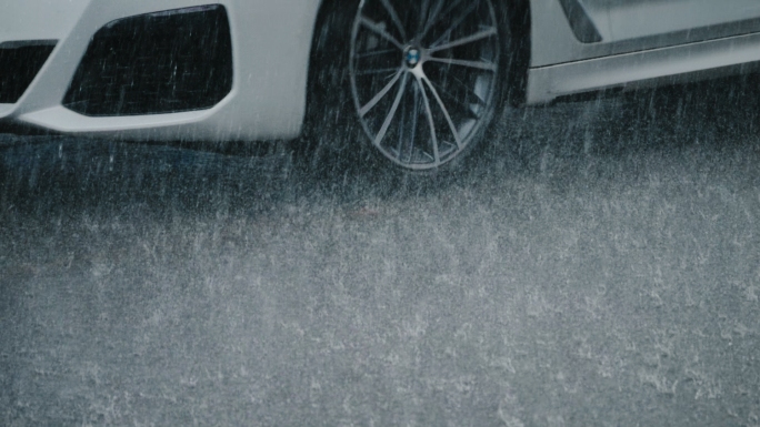 雨水飞溅车辆行驶行人行走大雨中特写慢镜头