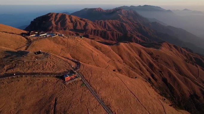 航拍秋天的黄色武功山 黄昏