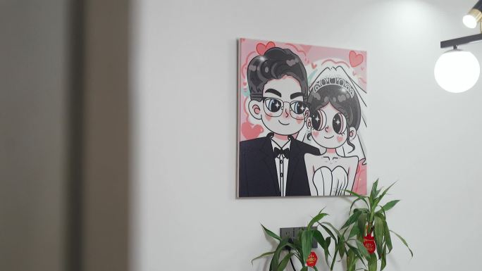 墙壁上的卡通结婚照