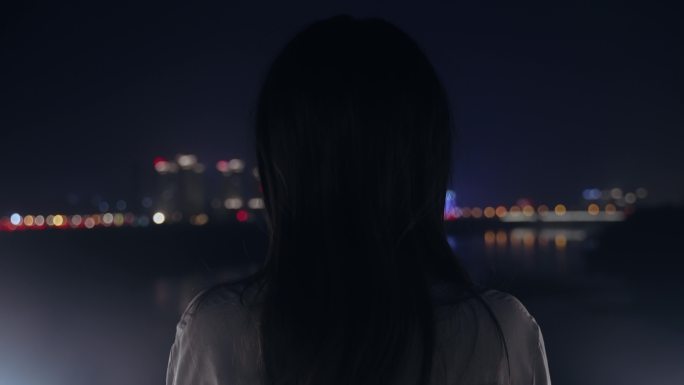 原创4K实拍悲伤的女人，背井离乡