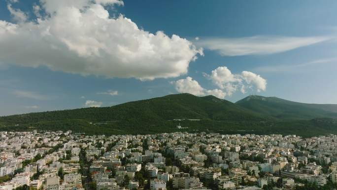 高山天空城市和谐 环境美好的城市生活