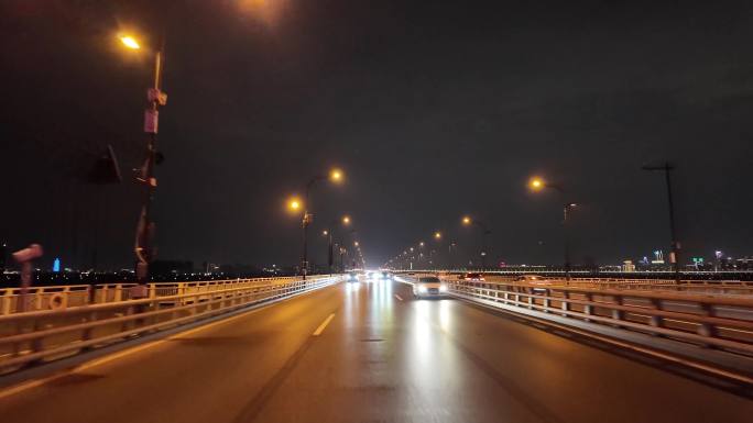 城市夜晚开车第一视角汽车窗外沿途风景马路