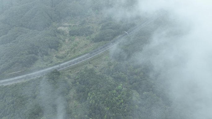 云雾下的高速公路俯拍森林公路云雾缭绕山区