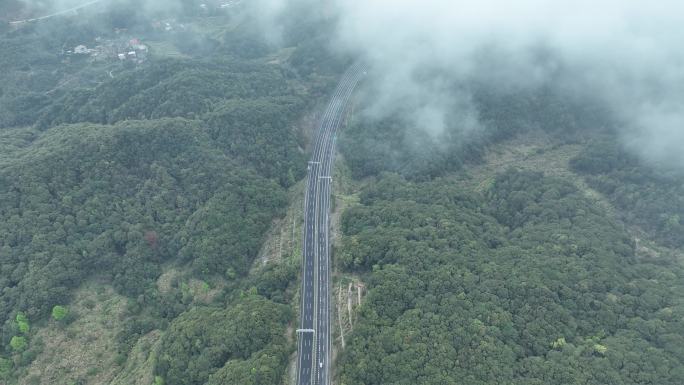 云雾下的高速公路俯拍森林公路云雾缭绕山区