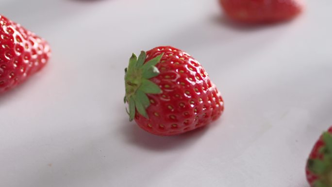 草莓水果白底运镜moco4k