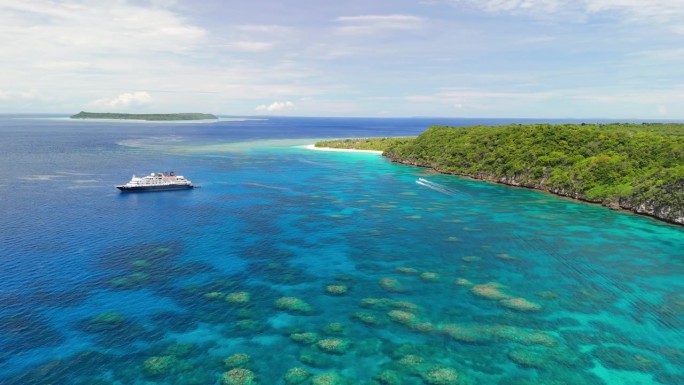 电影般的无人机在珊瑚礁上空飞行，游轮停泊在斐济