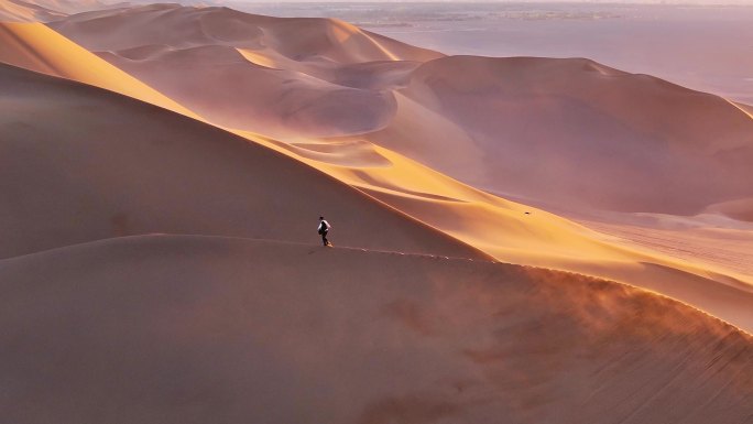 航拍沙漠徒步（新疆库木塔格沙漠）